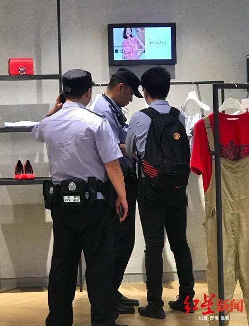 男子电梯偷拍女性裙底被拘7天 疑为清华法律硕士